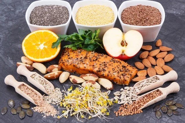 Salmão com sementes, laranja, maçã, castanhas e brotos