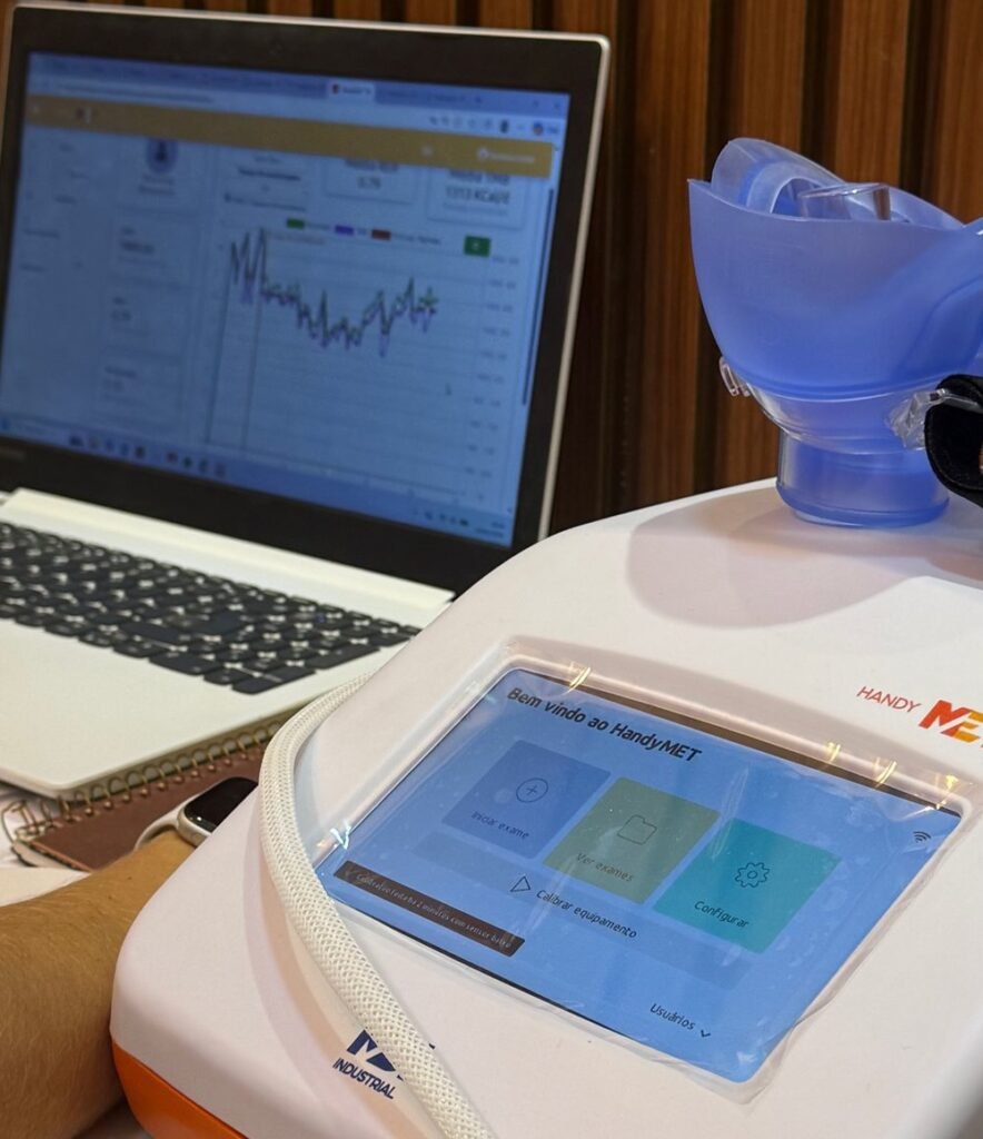 HandyMET FIT, calorímetro da MDI Industrial, com a máscara de silicone e a tela inicial do exame